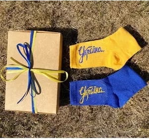 Бокс подарункових шкарпеток патріотичних з українською символікою 8 шт. 36-40 р. літні в коробці жовто-сині.